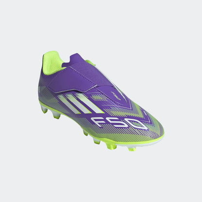 Adidas F50 Club Junior VEL FG/MG voetbalschoen met klittenband, paars/lyme design op een grasveld. Te koop bij Kickoff Antwerpen.