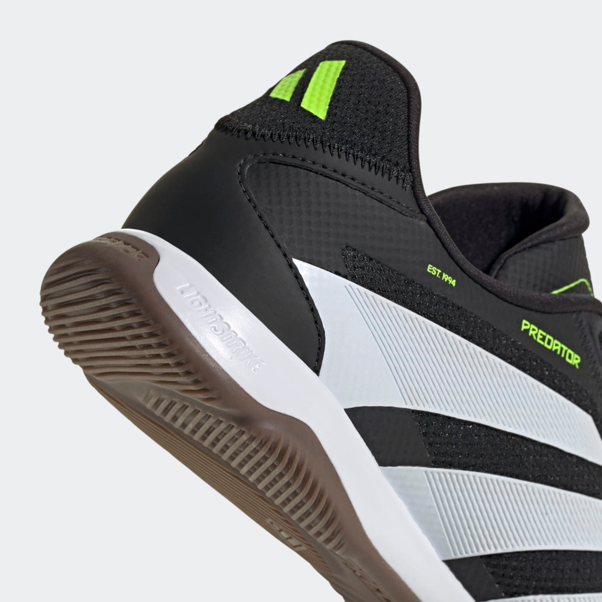 Adidas Predator League Indoor voetbalschoenen zwart wit  Control Zone textuur non-marking zool Kickoff Antwerpen voetbalshop.