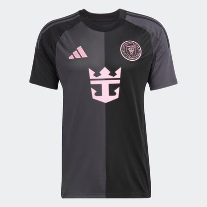 Inter Miami uitshirt 2025/26 van Adidas met Messi-naam – zwart met roze details, te koop bij Kickoff Antwerpen.