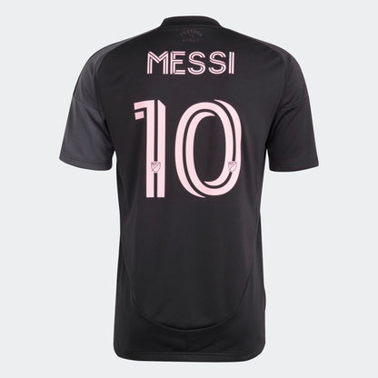 Inter Miami uitshirt 2025/26 van Adidas met Messi-naam – zwart met roze details, te koop bij Kickoff Antwerpen.