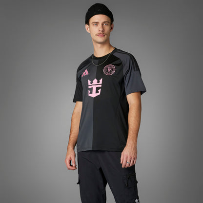 Inter Miami uitshirt 2025/26 van Adidas met Messi-naam – zwart met roze details, te koop bij Kickoff Antwerpen.