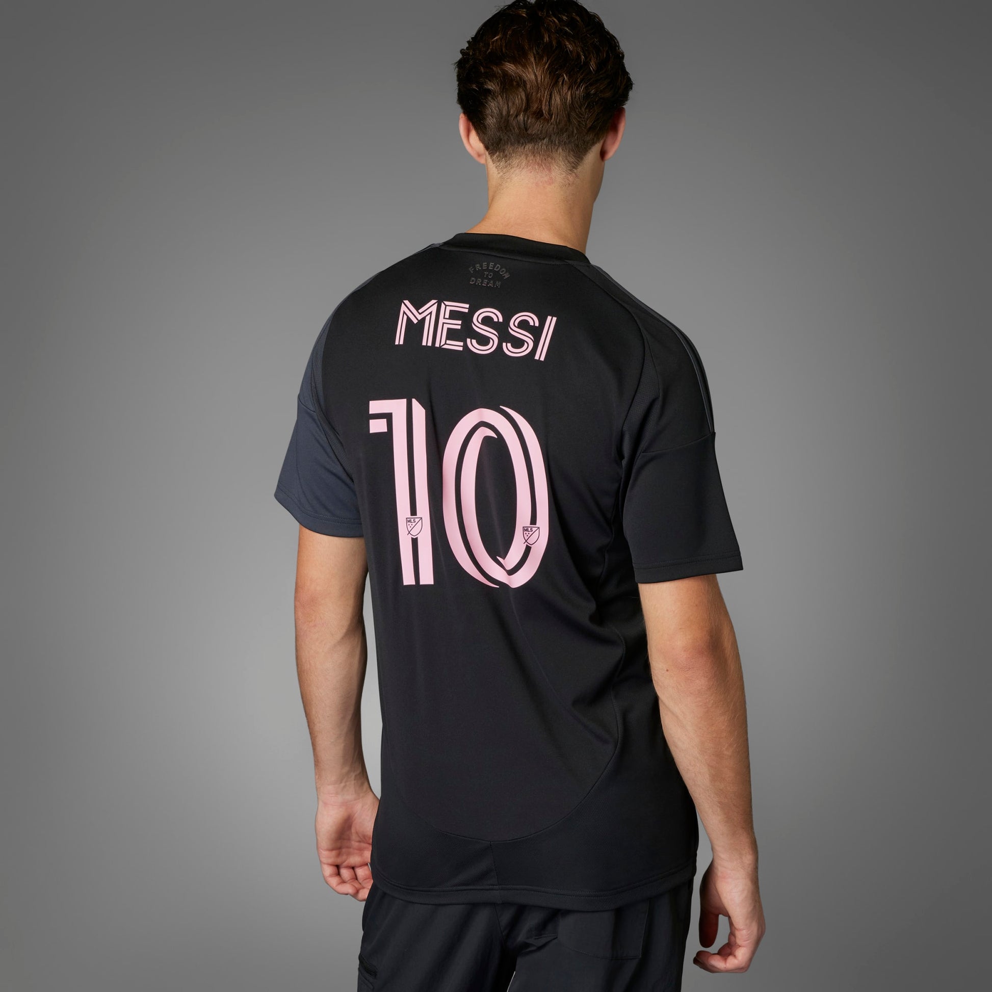 Inter Miami uitshirt 2025/26 van Adidas met Messi-naam – zwart met roze details, te koop bij Kickoff Antwerpen.