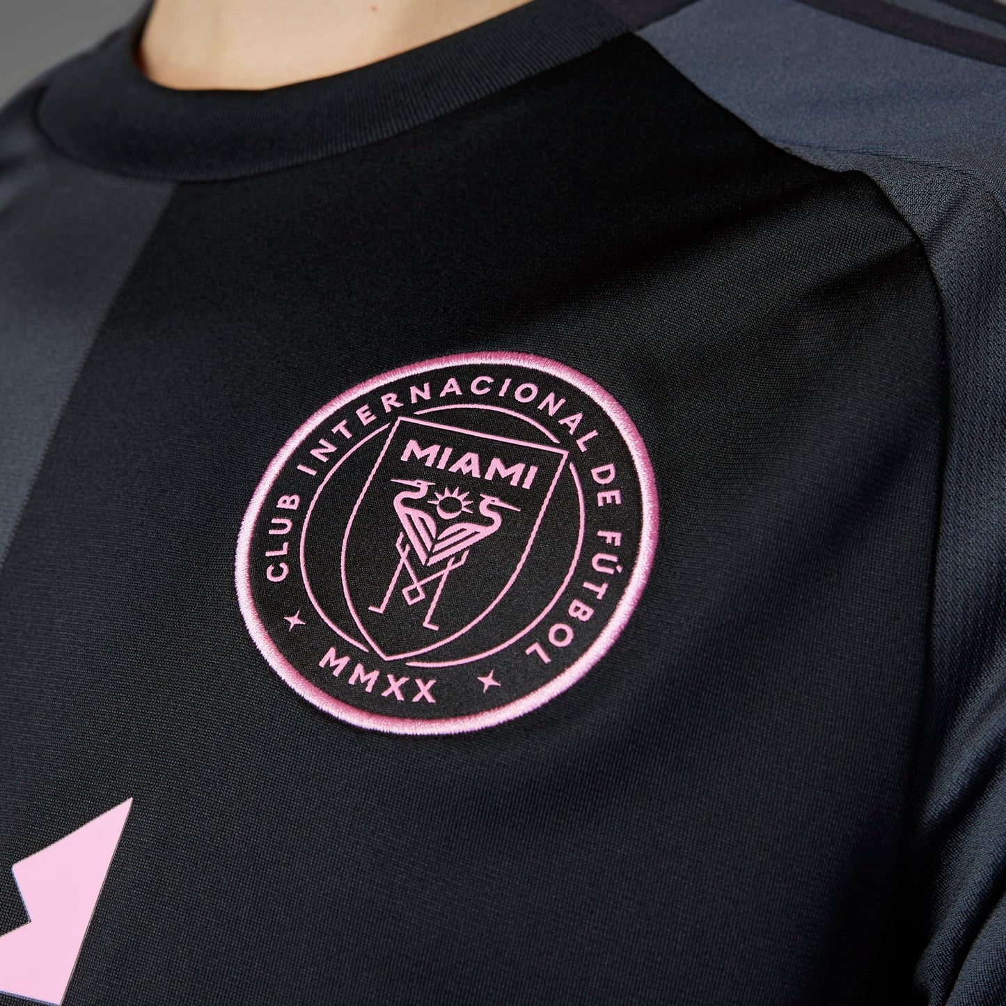Inter Miami uitshirt 2025/26 van Adidas met Messi-naam – zwart met roze details, te koop bij Kickoff Antwerpen.