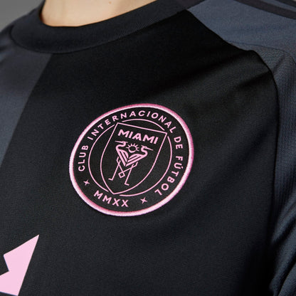 Inter Miami uitshirt 2025/26 van Adidas met Messi-naam – zwart met roze details, te koop bij Kickoff Antwerpen.