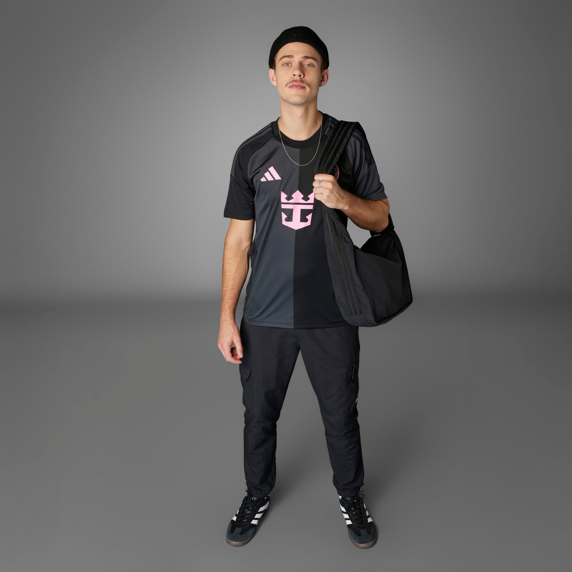 Inter Miami uitshirt 2025/26 van Adidas met Messi-naam – zwart met roze details, te koop bij Kickoff Antwerpen.