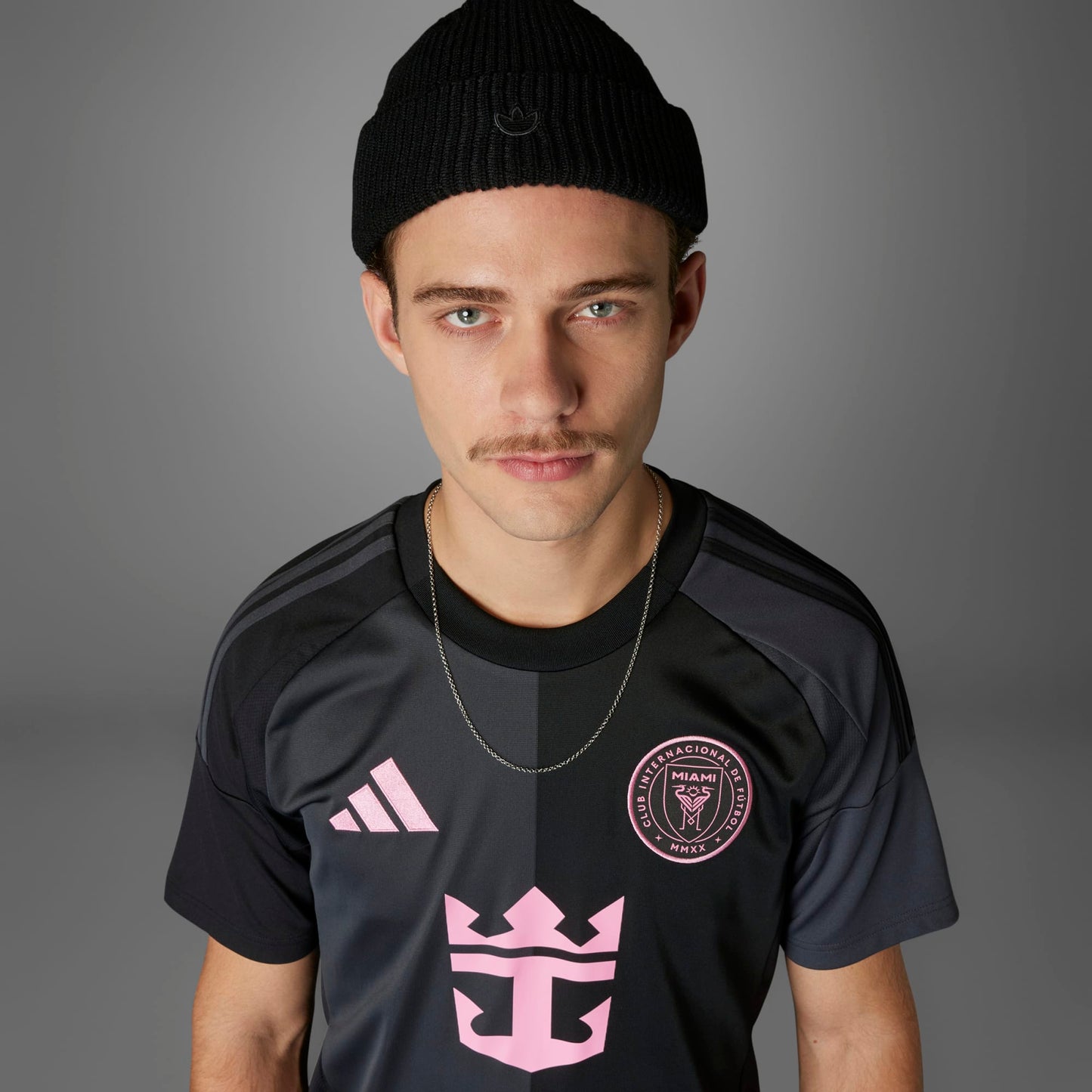 Inter Miami uitshirt 2025/26 van Adidas met Messi-naam – zwart met roze details, te koop bij Kickoff Antwerpen.