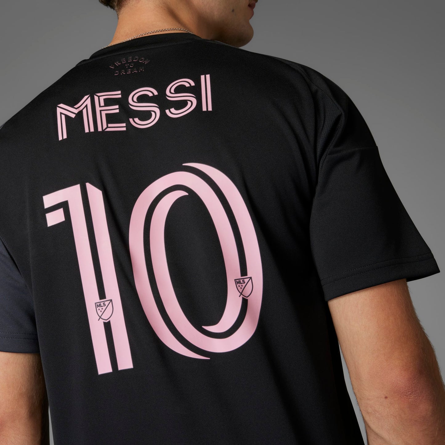 Inter Miami uitshirt 2025/26 van Adidas met Messi-naam – zwart met roze details, te koop bij Kickoff Antwerpen.