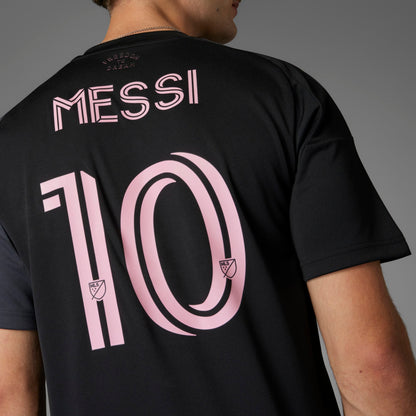 Inter Miami uitshirt 2025/26 van Adidas met Messi-naam – zwart met roze details, te koop bij Kickoff Antwerpen.