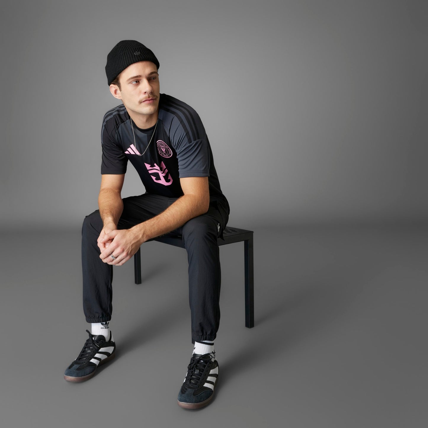 Inter Miami uitshirt 2025/26 van Adidas met Messi-naam – zwart met roze details, te koop bij Kickoff Antwerpen.