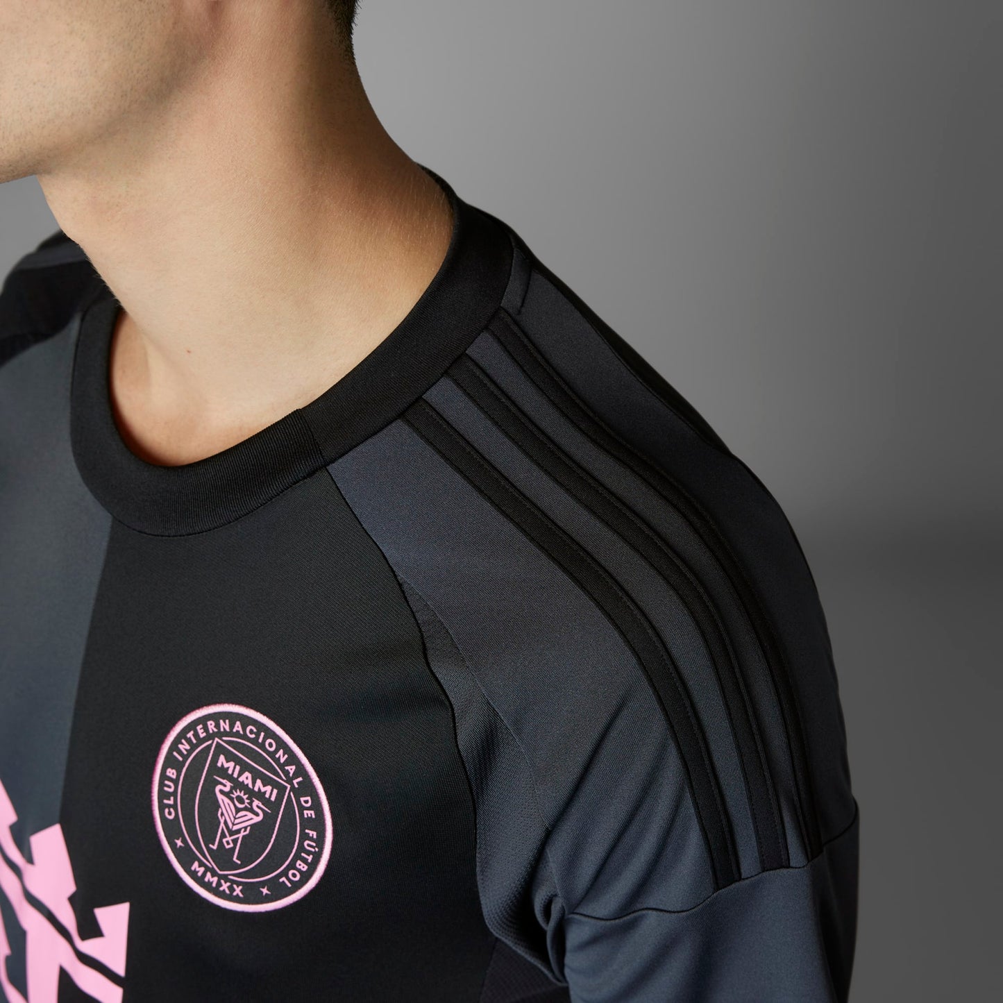 Inter Miami uitshirt 2025/26 van Adidas met Messi-naam – zwart met roze details, te koop bij Kickoff Antwerpen.