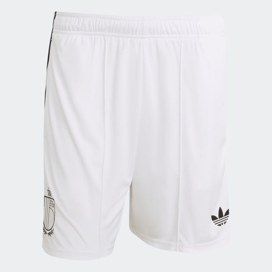 Witte Adidas Orignals RBFA België Away Short 2026-2028 met zwarte accenten en het officiële logo van de Belgische voetbalbond, verkrijgbaar bij de voetbalshop Kickoff Antwerpen.