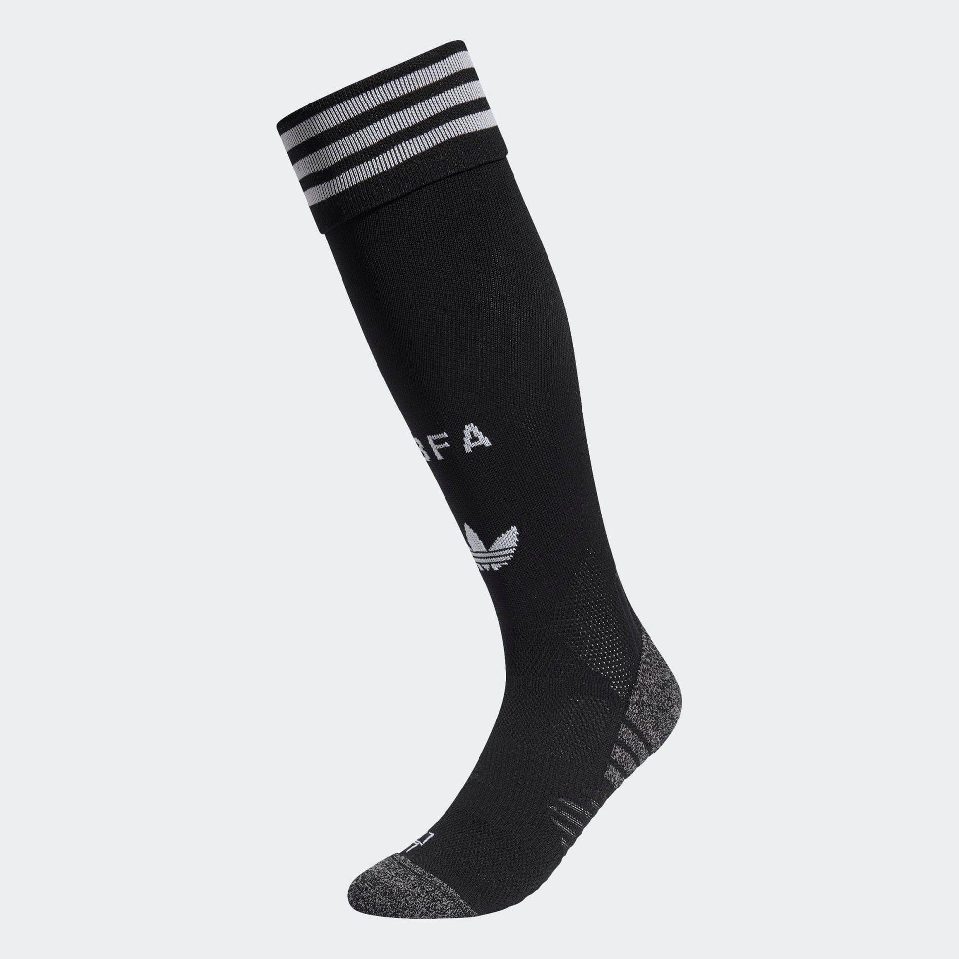 Adidas Originals RBFA België uit voetbalsokken 2026-2028 met zwarte accenten en bondslogo, verkrijgbaar bij voetbalshop Kickoff Antwerpen.