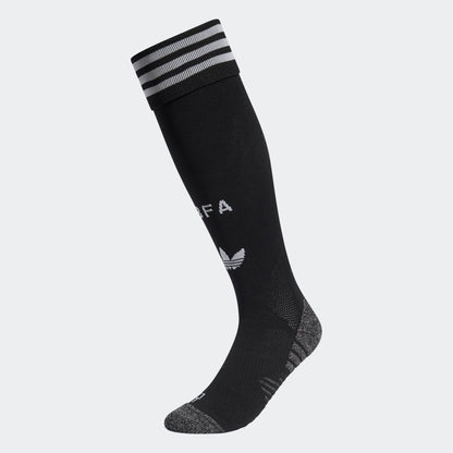 Adidas Originals RBFA België uit voetbalsokken 2026-2028 met zwarte accenten en bondslogo, verkrijgbaar bij voetbalshop Kickoff Antwerpen.