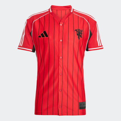 Adidas MUFC US shirt 2025/2026 – Officieel Manchester United supportersshirt, beschikbaar bij Kickoff Antwerpen.