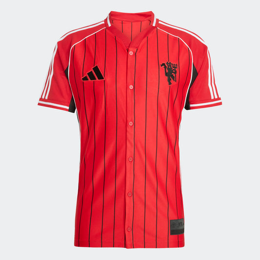 Adidas MUFC US shirt 2025/2026 – Officieel Manchester United supportersshirt, beschikbaar bij Kickoff Antwerpen.