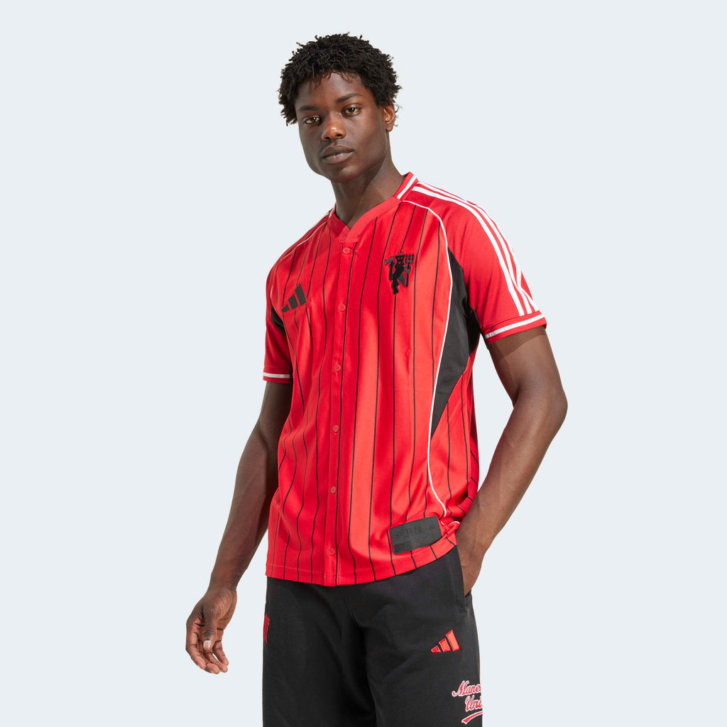 Adidas MUFC US shirt 2025/2026 – Officieel Manchester United supportersshirt, beschikbaar bij Kickoff Antwerpen.