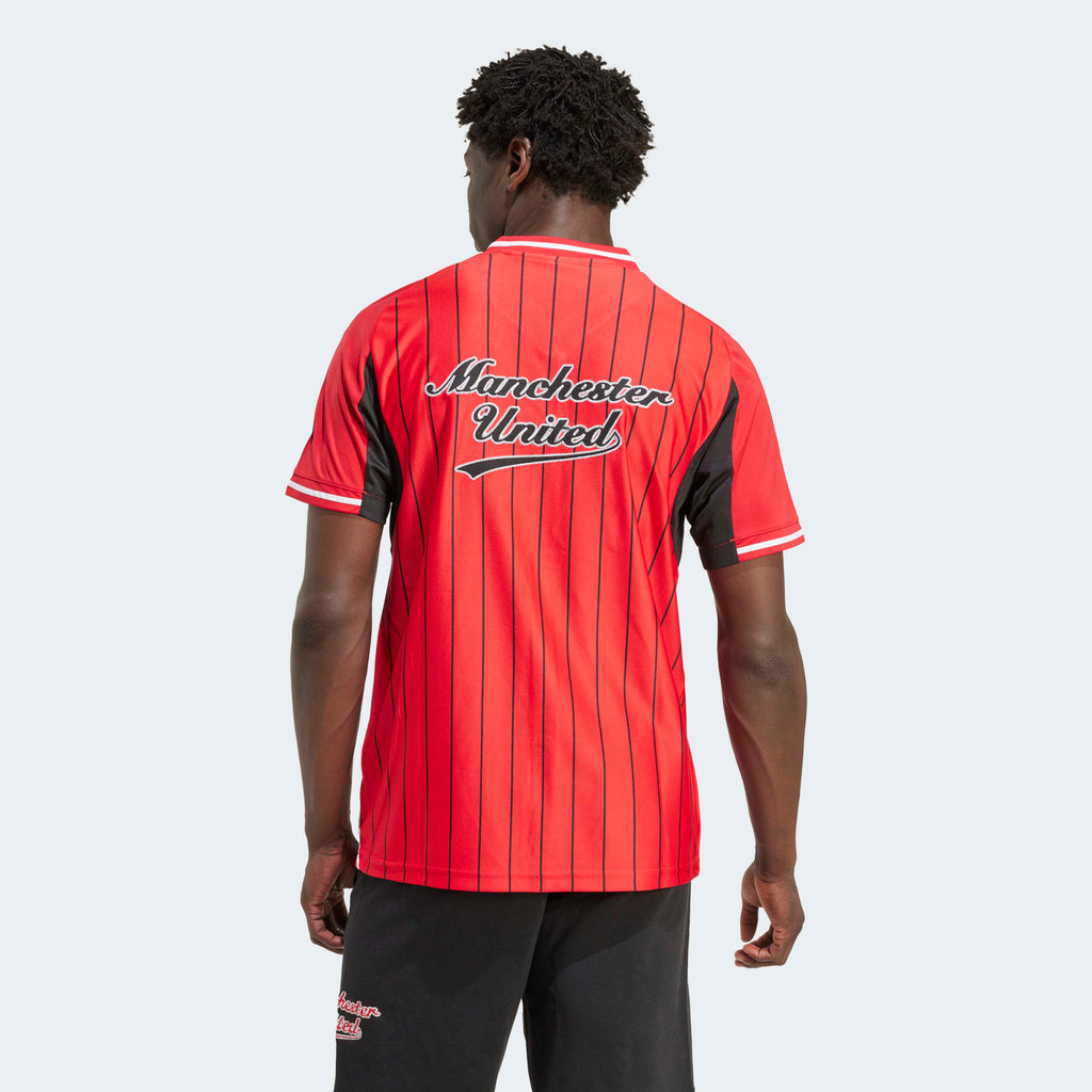 Adidas MUFC US shirt 2025/2026 – Officieel Manchester United supportersshirt, beschikbaar bij Kickoff Antwerpen.