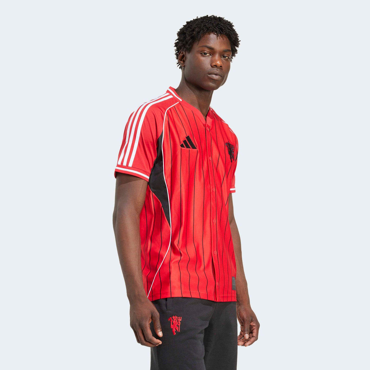 Adidas MUFC US shirt 2025/2026 – Officieel Manchester United supportersshirt, beschikbaar bij Kickoff Antwerpen.