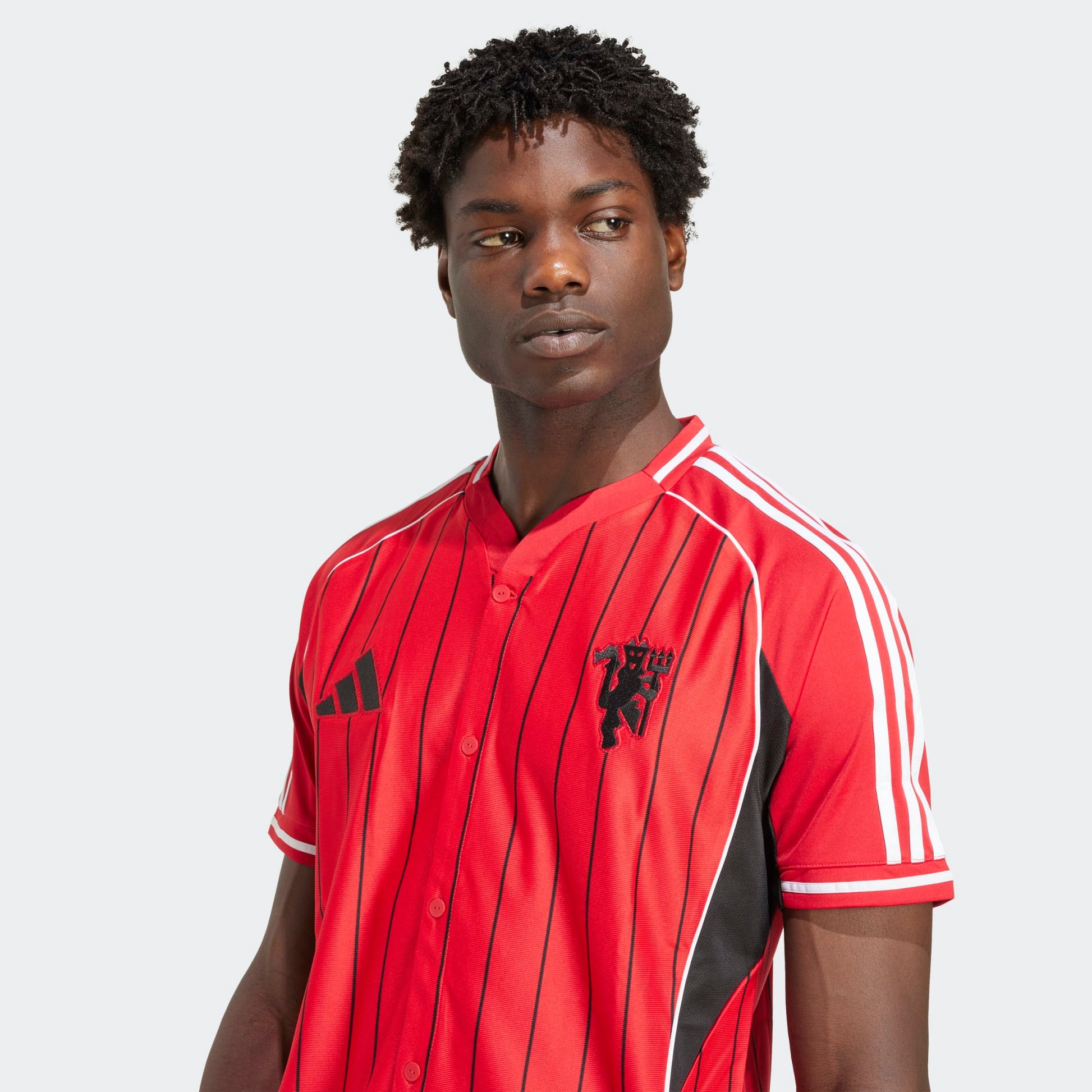 Adidas MUFC US shirt 2025/2026 – Officieel Manchester United supportersshirt, beschikbaar bij Kickoff Antwerpen.