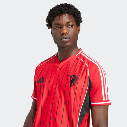 Adidas MUFC US shirt 2025/2026 – Officieel Manchester United supportersshirt, beschikbaar bij Kickoff Antwerpen.