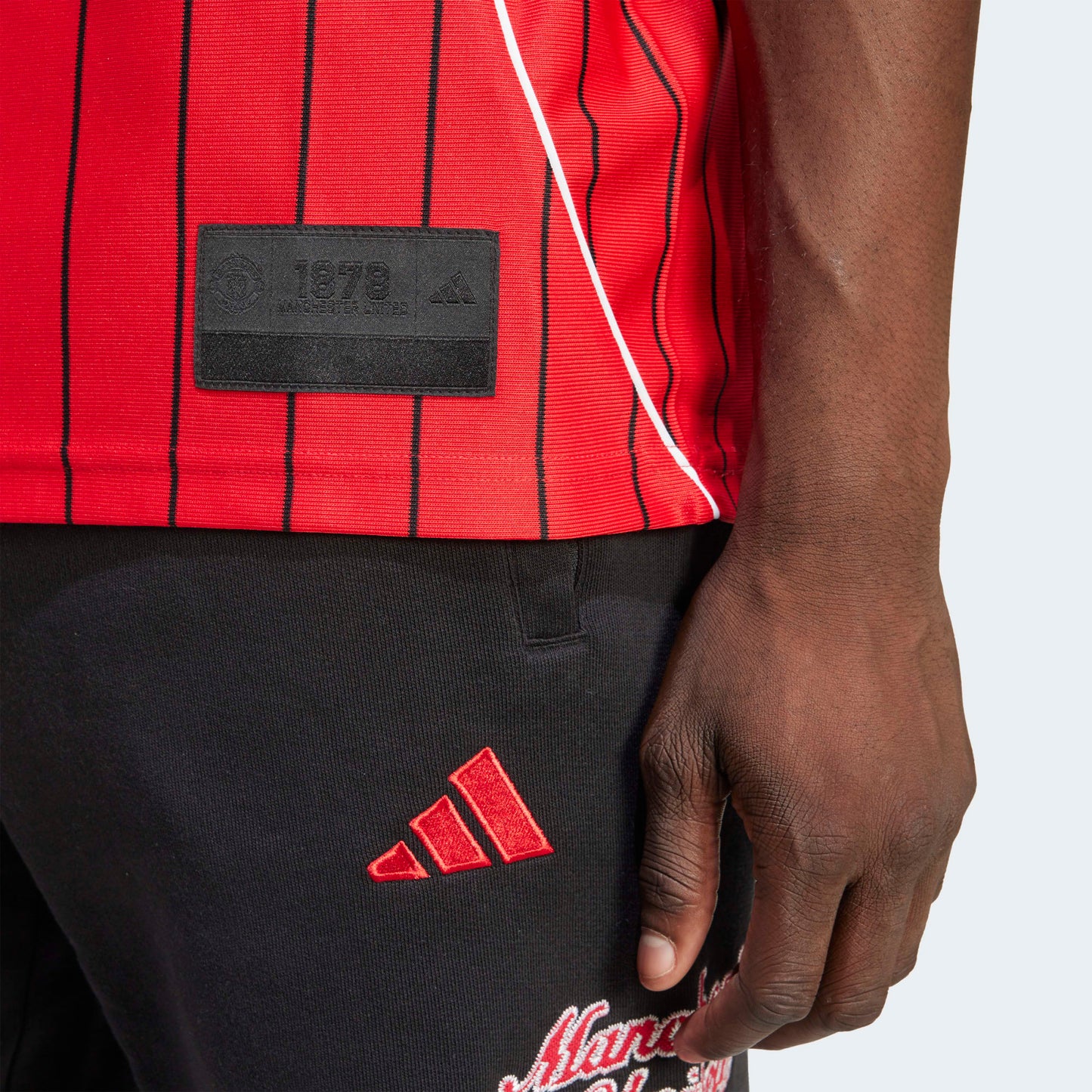 Adidas MUFC US shirt 2025/2026 – Officieel Manchester United supportersshirt, beschikbaar bij Kickoff Antwerpen.