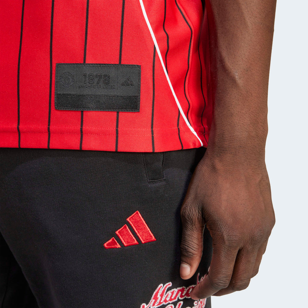 Adidas MUFC US shirt 2025/2026 – Officieel Manchester United supportersshirt, beschikbaar bij Kickoff Antwerpen.