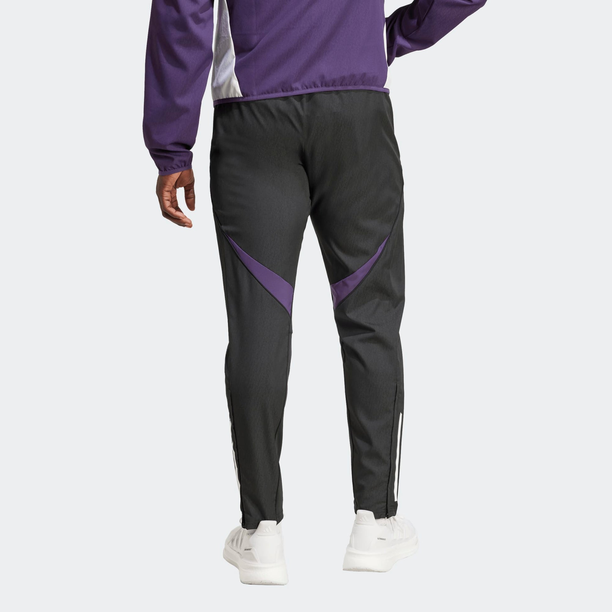 Adidas Manchester United Presentation Pants 2025-2026 heren trainingsbroek zwart met paars officieel Man Utd logo, Kickoff Antwerpen de voetbalshopo.