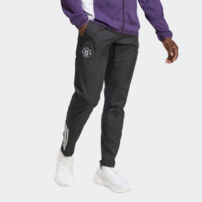 Adidas Manchester United Presentation Pants 2025-2026 heren trainingsbroek zwart met paars officieel Man Utd logo, Kickoff Antwerpen de voetbalshopo.
