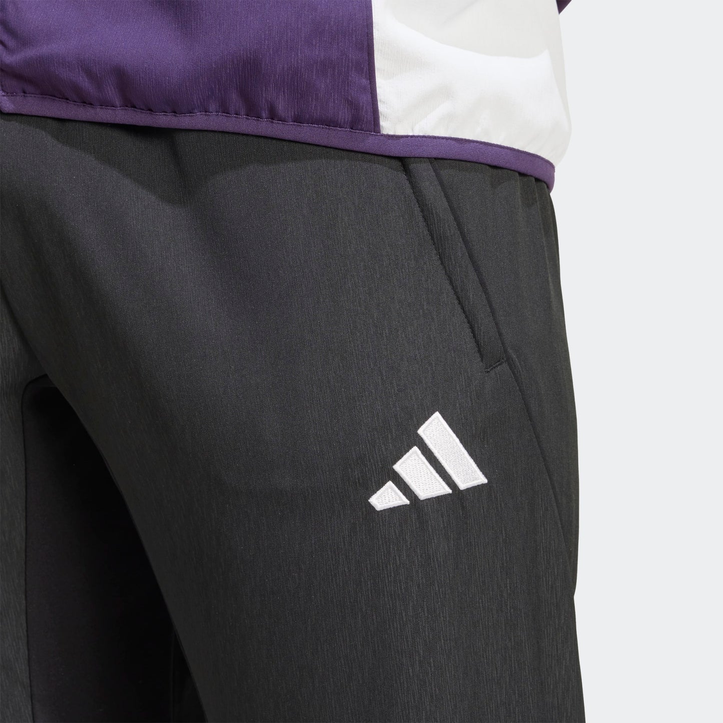 Adidas Manchester United Presentation Pants 2025-2026 heren trainingsbroek zwart met paars officieel Man Utd logo, Kickoff Antwerpen de voetbalshopo.