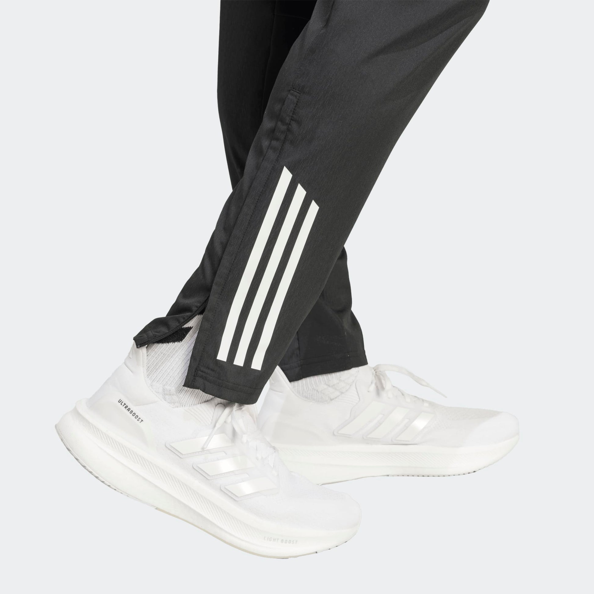 Adidas Manchester United Presentation Pants 2025-2026 heren trainingsbroek zwart met paars officieel Man Utd logo, Kickoff Antwerpen de voetbalshopo.