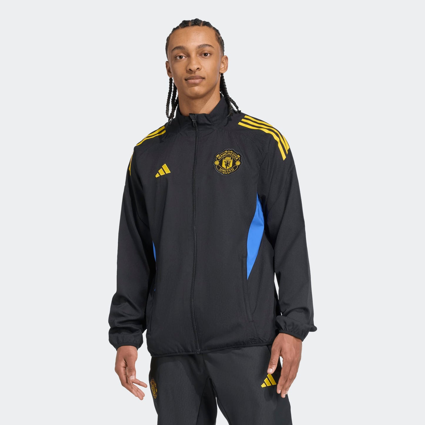 Adidas Manchester United EU Presentation Jacket 2025/2026  zwart geel blauw details en clublogo Kickoff Antwerpen  voetbalshop