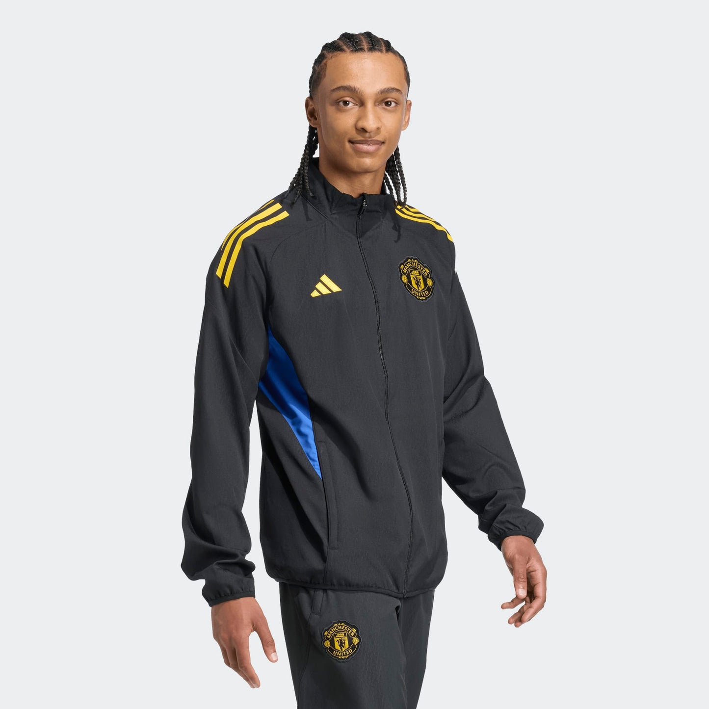 Adidas Manchester United EU Presentation Jacket 2025/2026  zwart geel blauw details en clublogo Kickoff Antwerpen  voetbalshop