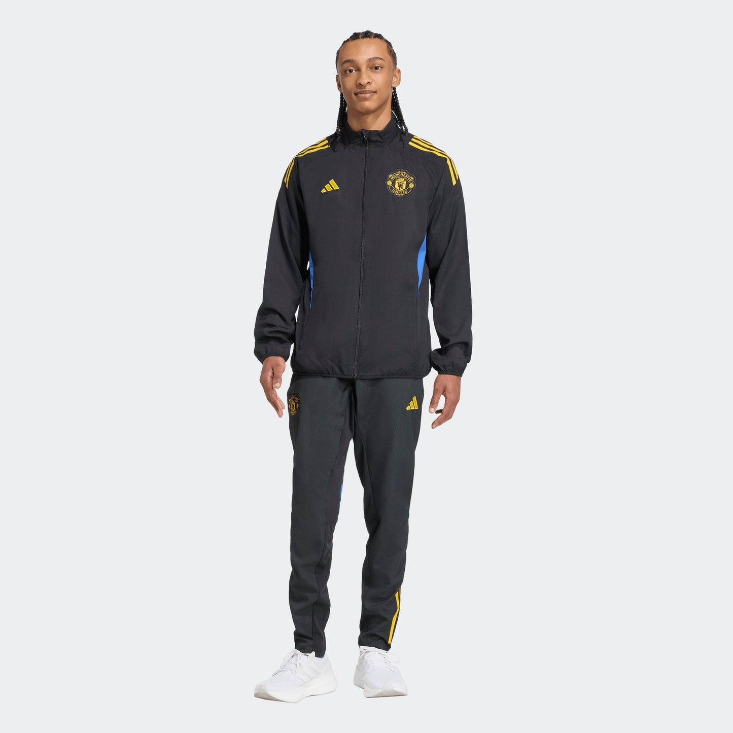 Adidas Manchester United EU Presentation Jacket 2025/2026  zwart geel blauw details en clublogo Kickoff Antwerpen  voetbalshop