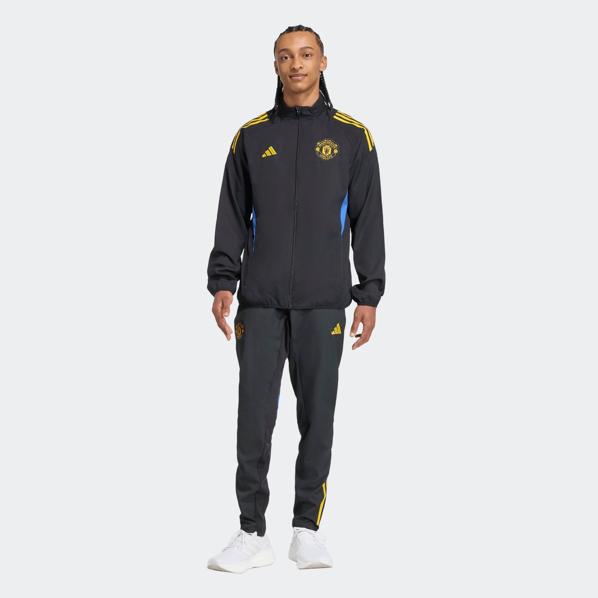 Adidas Manchester United EU Presentation Jacket 2025/2026  zwart geel blauw details en clublogo Kickoff Antwerpen  voetbalshop