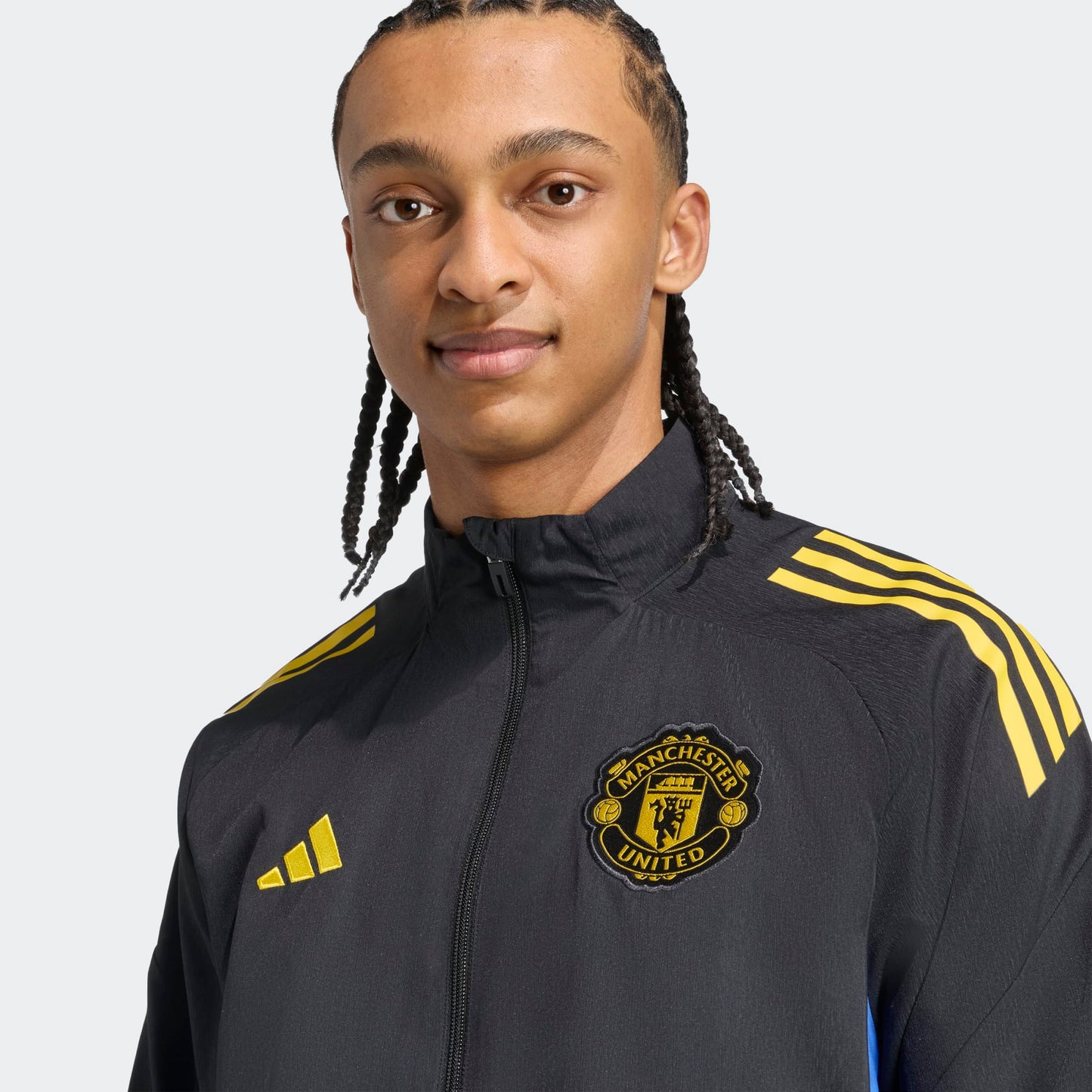 Adidas Manchester United EU Presentation Jacket 2025/2026  zwart geel blauw details en clublogo Kickoff Antwerpen  voetbalshop