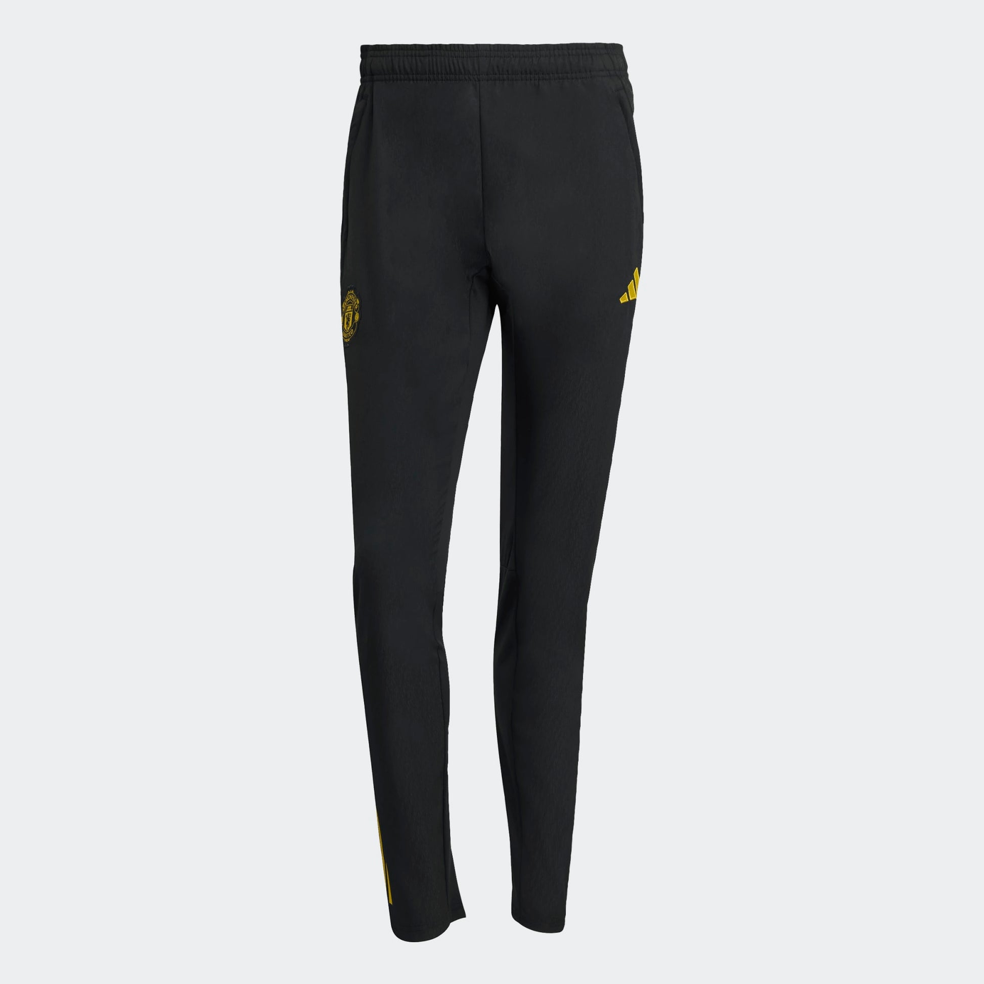 Adidas Manchester United EU Presentation Pants 2025/2026 zwarte taps toelopende trainingsbroek met clublogo Kickoff Antwerpen voetbalshop