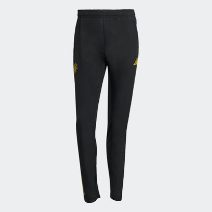 Adidas Manchester United EU Presentation Pants 2025/2026 zwarte taps toelopende trainingsbroek met clublogo Kickoff Antwerpen voetbalshop