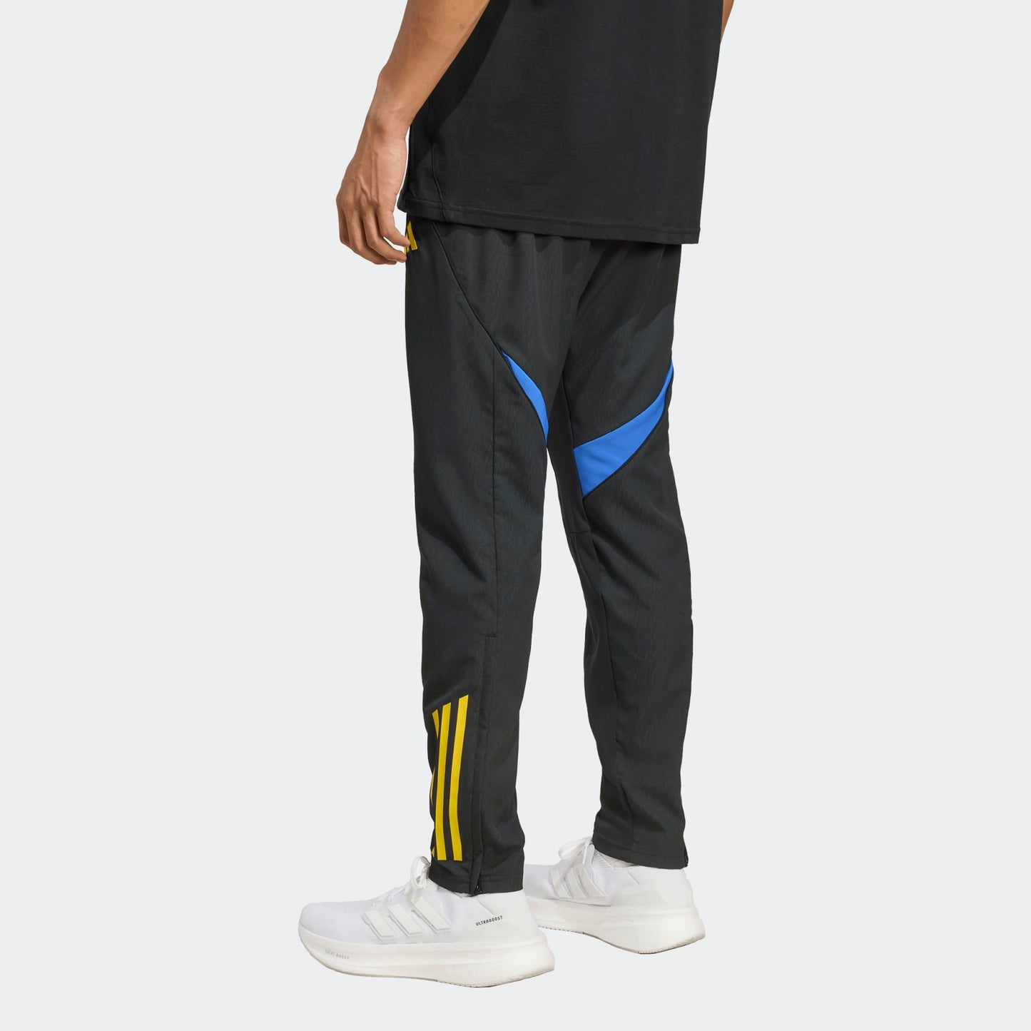 Adidas Manchester United EU Presentation Pants 2025/2026 zwarte taps toelopende trainingsbroek met clublogo Kickoff Antwerpen voetbalshop