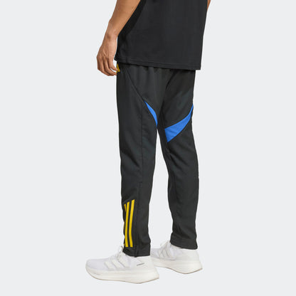 Adidas Manchester United EU Presentation Pants 2025/2026 zwarte taps toelopende trainingsbroek met clublogo Kickoff Antwerpen voetbalshop
