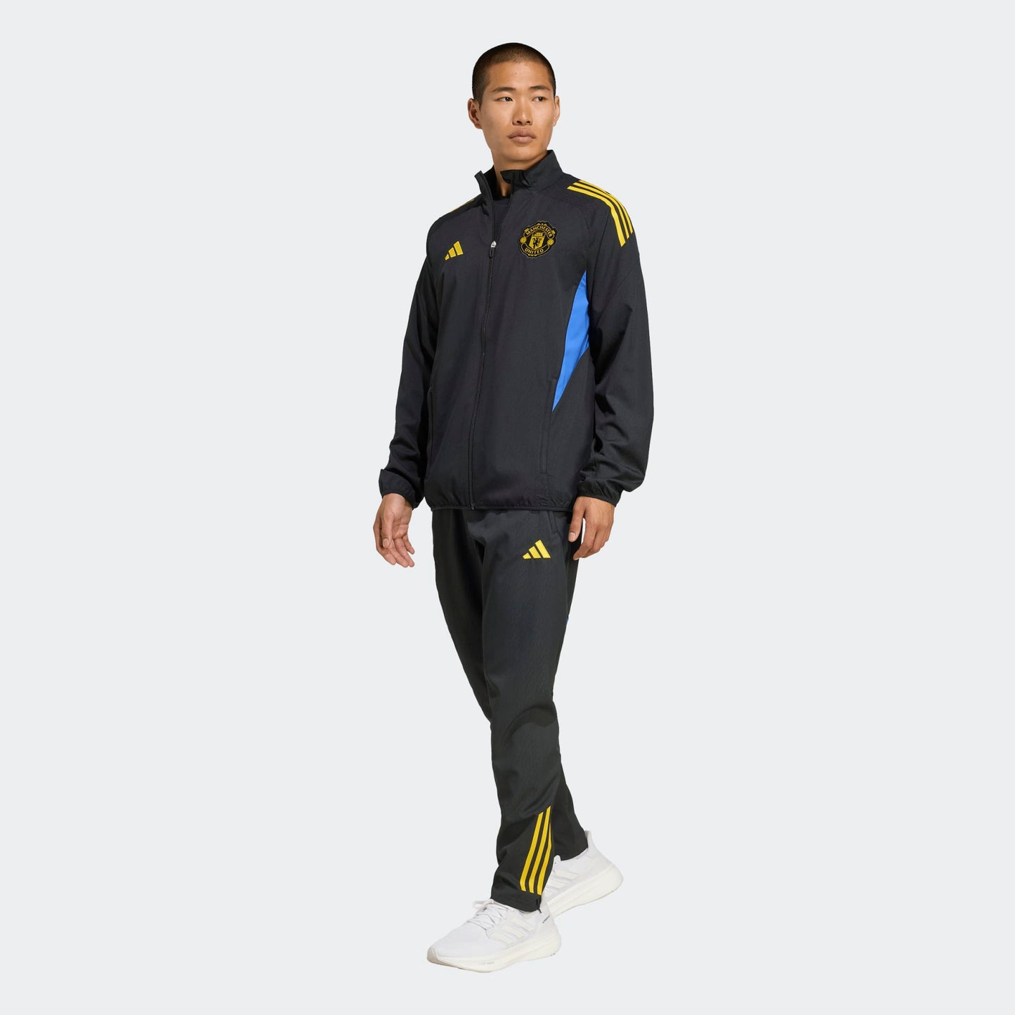 Adidas Manchester United EU Presentation Pants 2025/2026 zwarte taps toelopende trainingsbroek met clublogo Kickoff Antwerpen voetbalshop