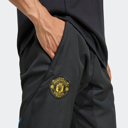 Adidas Manchester United EU Presentation Pants 2025/2026 zwarte taps toelopende trainingsbroek met clublogo Kickoff Antwerpen voetbalshop