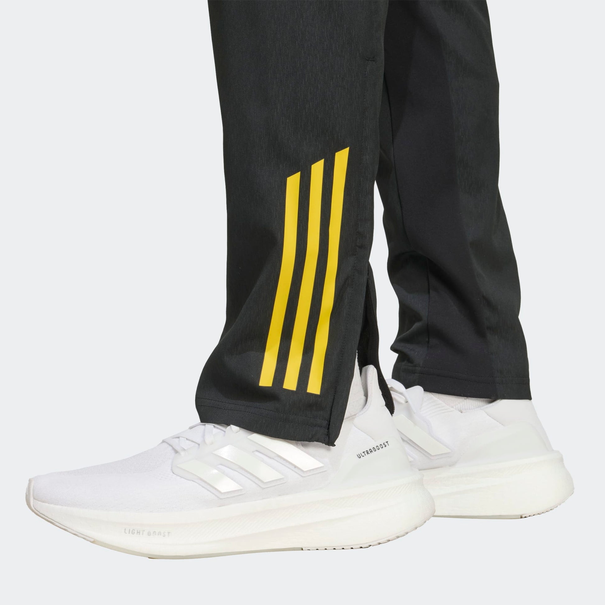 Adidas Manchester United EU Presentation Pants 2025/2026 zwarte taps toelopende trainingsbroek met clublogo Kickoff Antwerpen voetbalshop