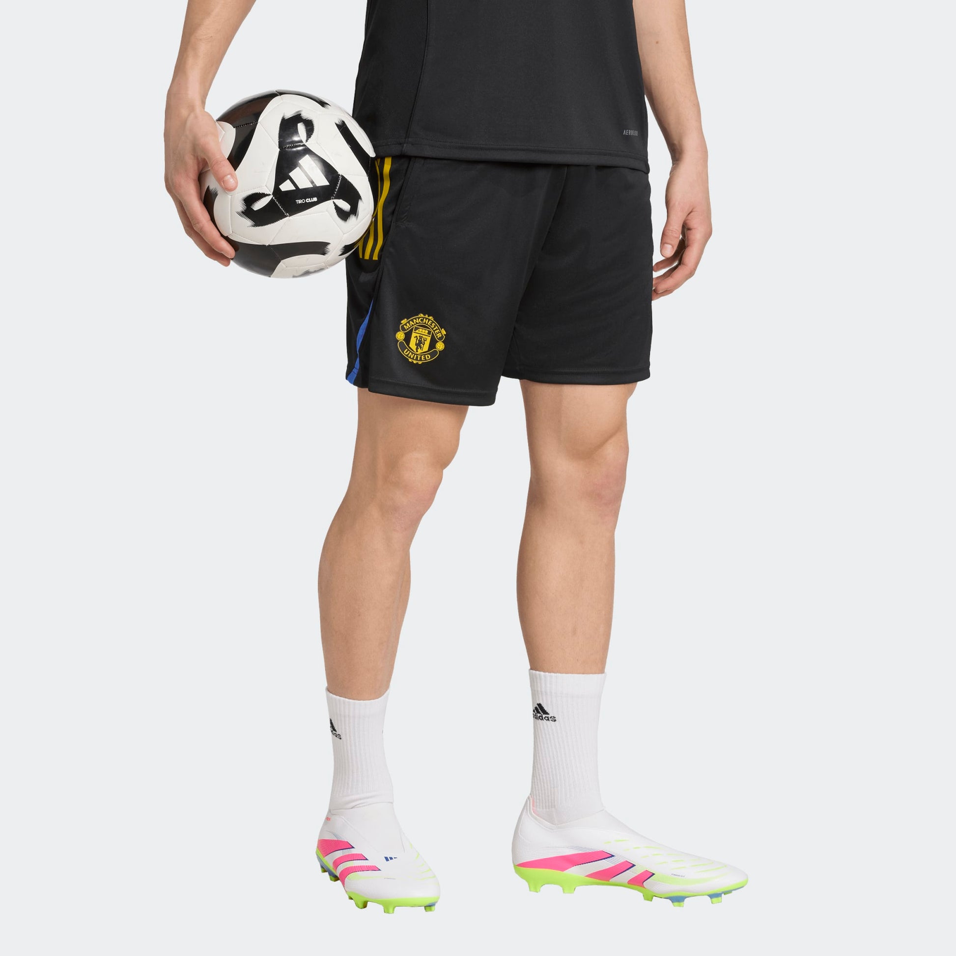 Adidas Manchester United EU short 2025/2026 rood zwartgeel blauw logo voetbalshort training Kickoff Antwerpen voetbalshop