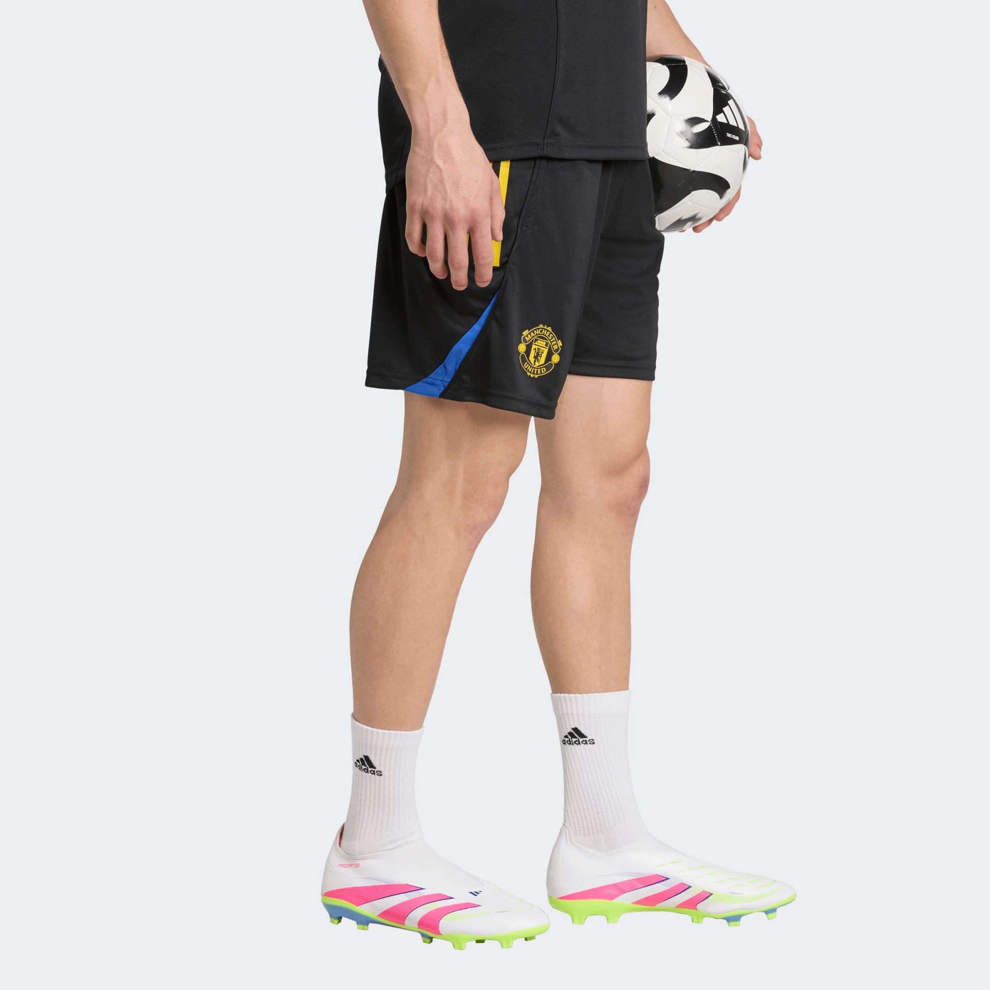 Adidas Manchester United EU short 2025/2026 rood zwartgeel blauw logo voetbalshort training Kickoff Antwerpen voetbalshop