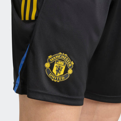 Adidas Manchester United EU short 2025/2026 rood zwartgeel blauw logo voetbalshort training Kickoff Antwerpen voetbalshop