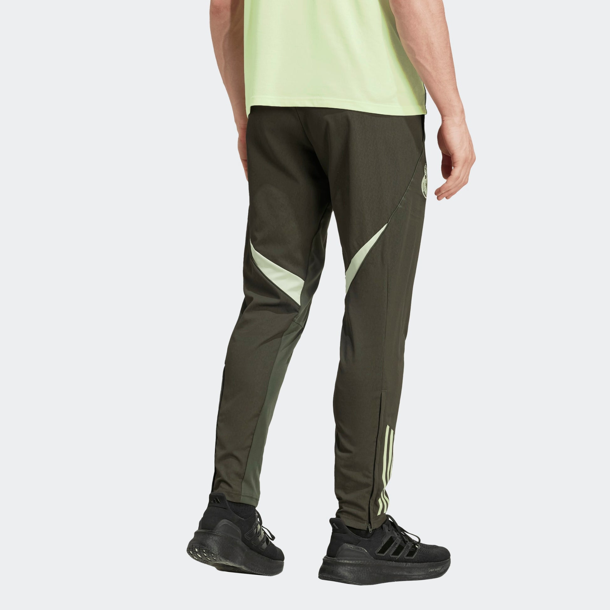 Adidas Real Madrid Presentation Pants 2025-2026 heren trainingsbroek groen officieel Real Madrid logo Kickoff Antwerpen voetbalshop.