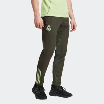 Adidas Real Madrid Presentation Pants 2025-2026 heren trainingsbroek groen officieel Real Madrid logo Kickoff Antwerpen voetbalshop.