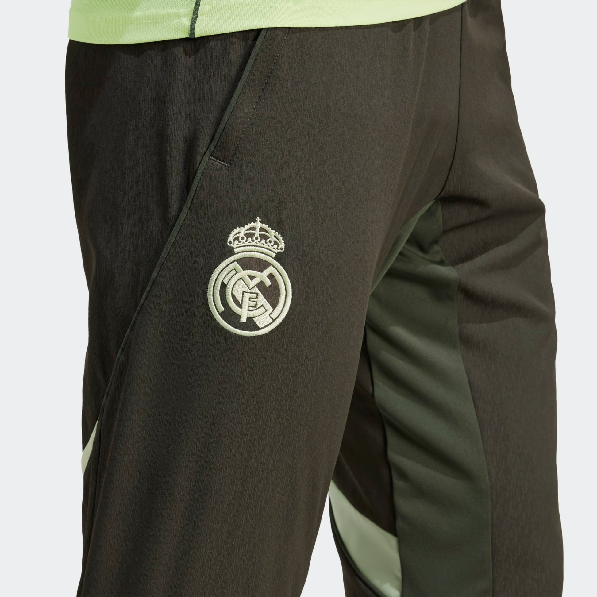 Adidas Real Madrid Presentation Pants 2025-2026 heren trainingsbroek groen officieel Real Madrid logo Kickoff Antwerpen voetbalshop.