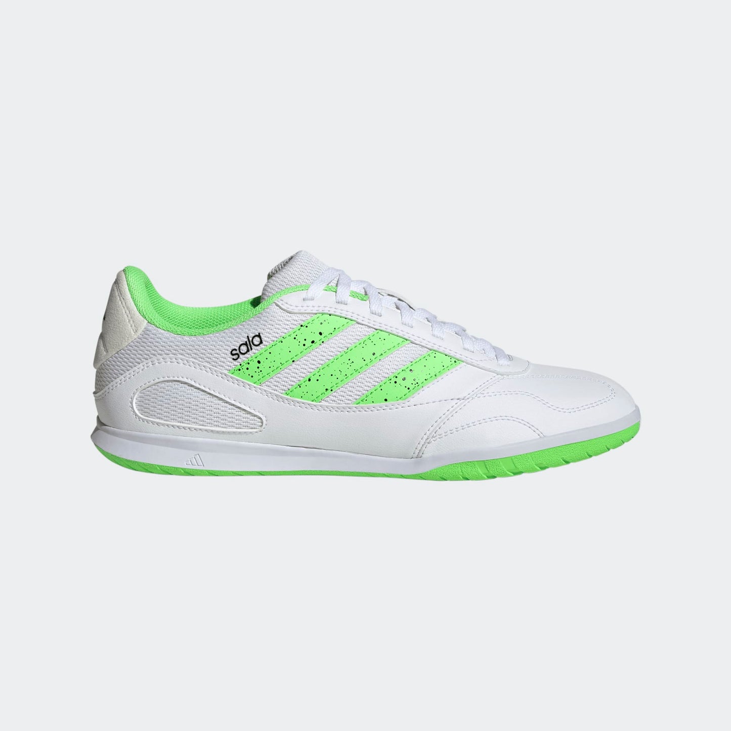 ADIDAS SALA zaalvoetbalschoenen owit groen non-marking zool op indoor veld. Kickoff Antwerpen voetbalshop.
