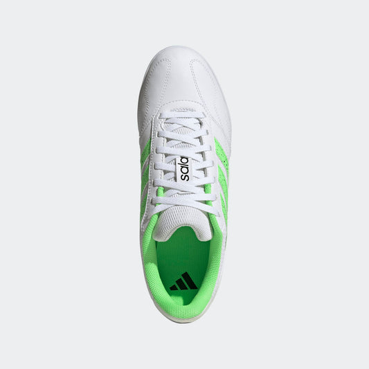 ADIDAS SALA zaalvoetbalschoenen owit groen non-marking zool op indoor veld. Kickoff Antwerpen voetbalshop.
